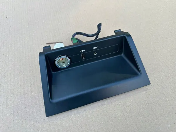 Prise USB Skoda Fabia III OEM 5Q0035726E image 6