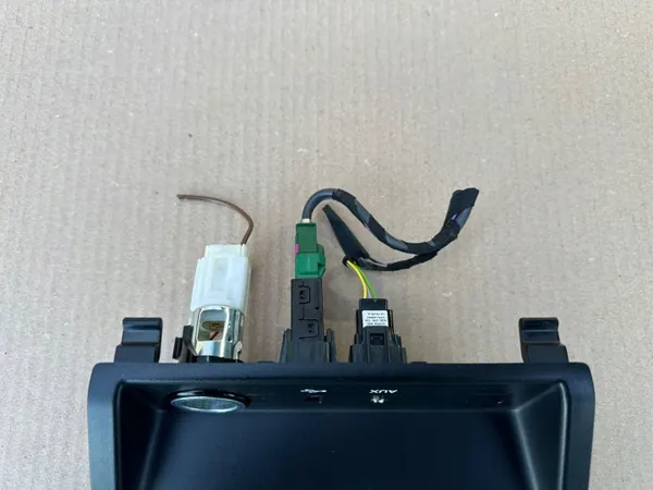 Prise USB Skoda Fabia III OEM 5Q0035726E image 7