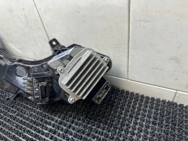 Luzes de circulação diurna Lado direito Renault Koleos II 266003583R image 6