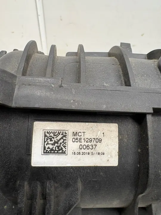 Colector de admisión VW Passat B8 1.5 TSI OEM 05E129709 image 3