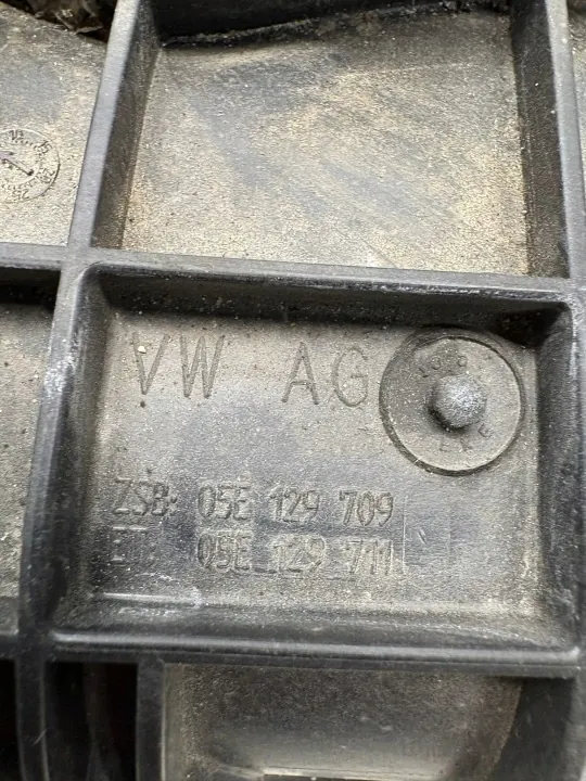 Colector de admisión VW Passat B8 1.5 TSI OEM 05E129709 image 4