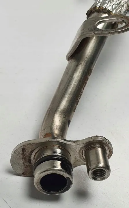 Conducto de aceite turbo Mercedes OEM A6541808000 - Usado image 3