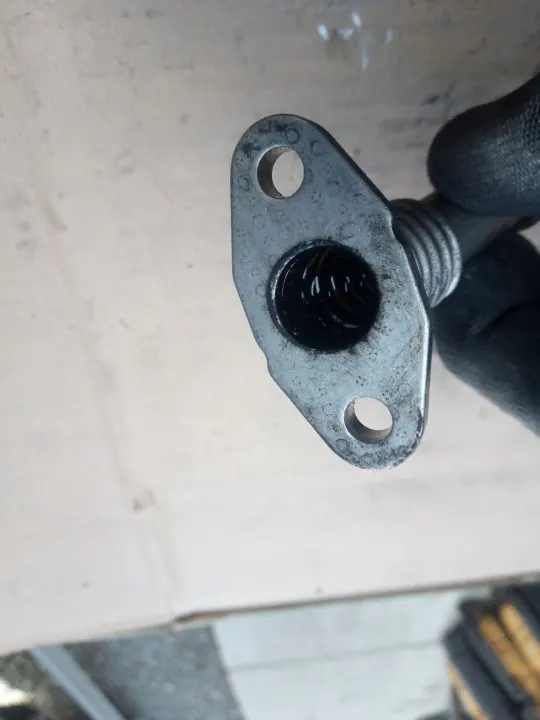 Conducto de aceite Audi OE 059145736D - Usado image 3
