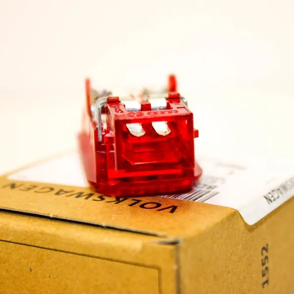 Audi A4 S4 B5 2000 Voorstoelverlichting OEM 8D0947411 image 4