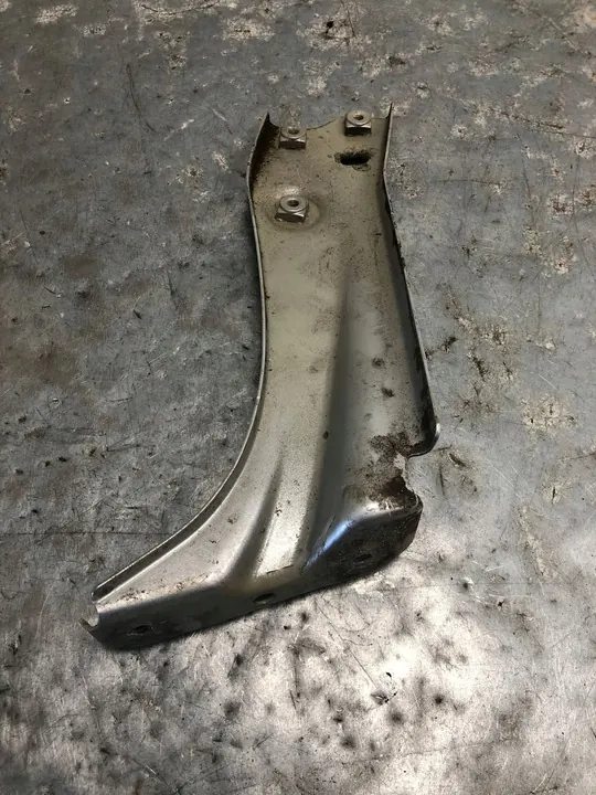 Vänster främre skärm fäste Skoda Octavia III image 2