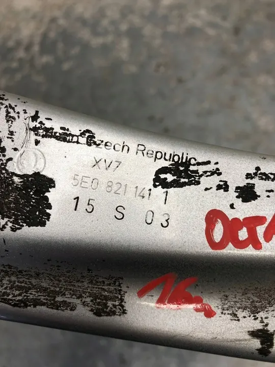 Vänster främre skärm fäste Skoda Octavia III image 3