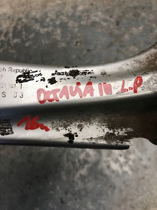 Vänster främre skärm fäste Skoda Octavia III image 4