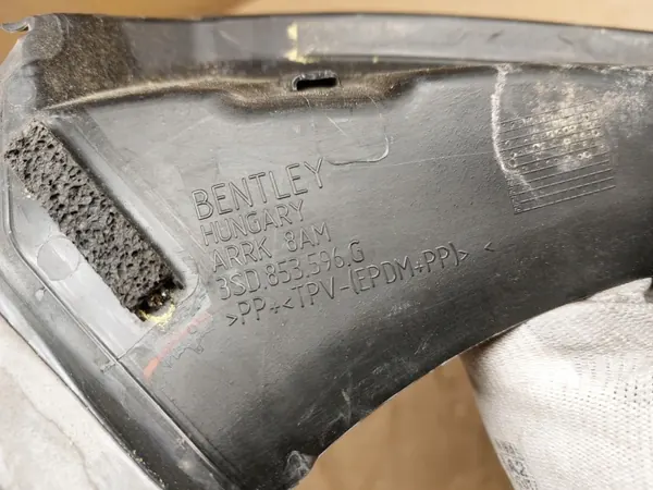 Moldura maletero derecho OEM 3SD853596G Bentley GT image 3