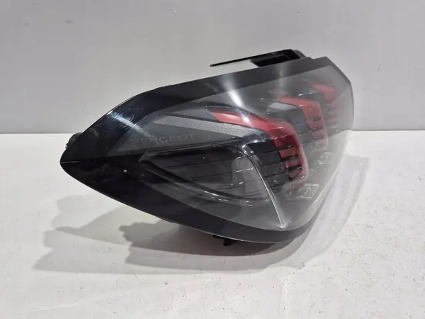 Luz trasera izquierda Peugeot 208 II 2019-2023 OEM image 5