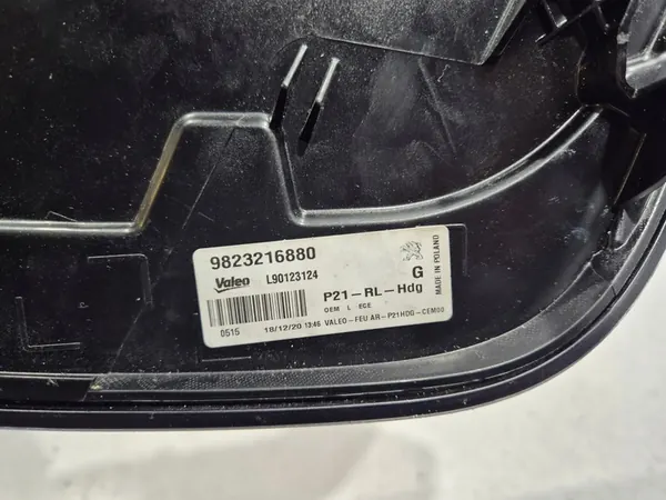 Luz trasera izquierda Peugeot 208 II 2019-2023 OEM image 9
