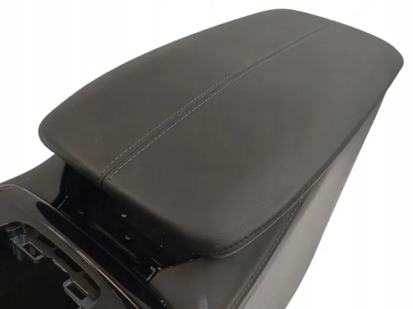 Accoudoir OEM 490549 Mazda CX-30 2019- Noir image 2