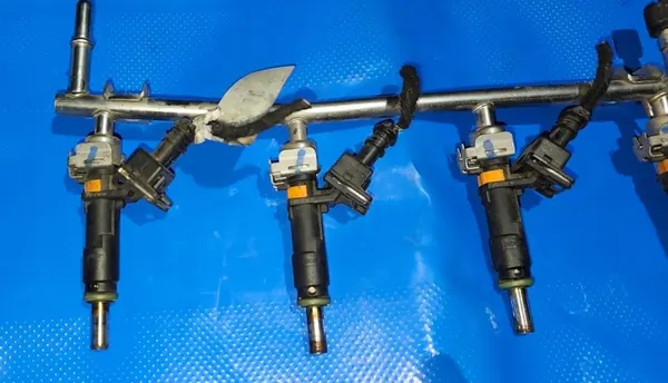 Riel de inyectores completo OEM 229C2BA Chevrolet Orlando image 3