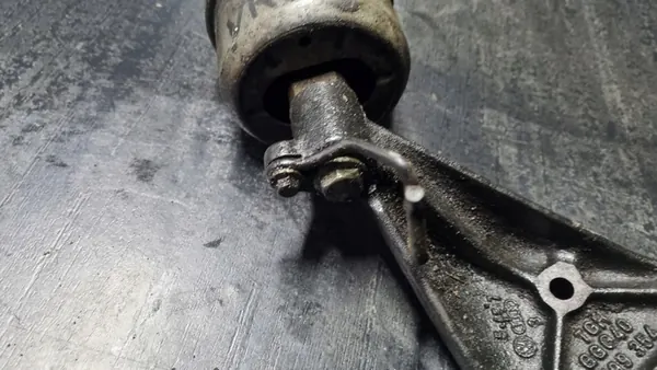 VW Transporter T4 Engine Mount 96-02 OEM 7D0399107A image 3