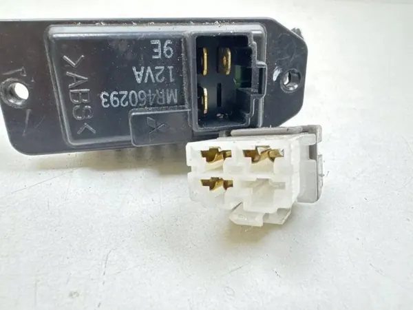 Mitsubishi lämmityspuhaltimen rele OEM MR460293 - Käytetty image 3