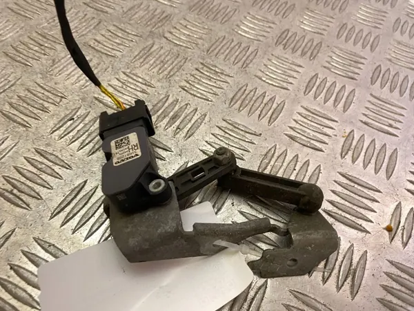Volvo XC90 2017 Strålkastarnivåsensor OEM 31681288 image 3
