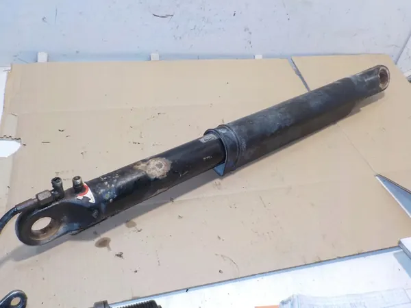 CYLINDRE D'INCLINAISON DE CABINE RENAULT image 1