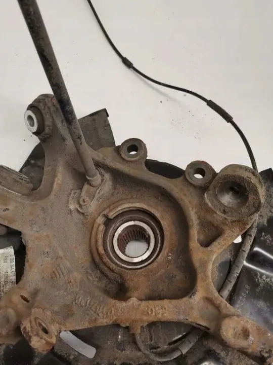 BMW Taka-oikea pyörännavan OEM 0002344670 - Käytetty image 3
