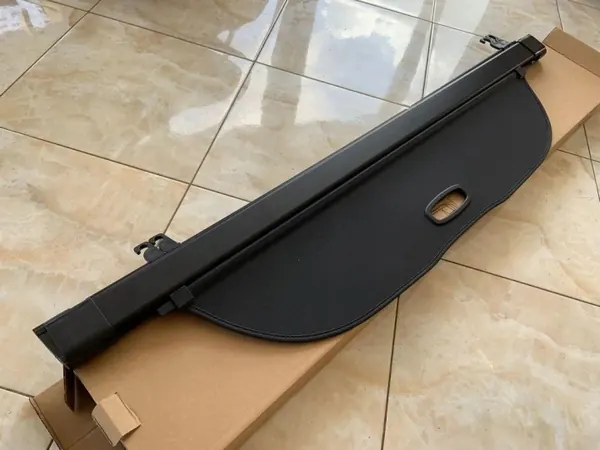 Rodillo de maletero Porsche Cayenne OEM 958551773 - Usado image 2
