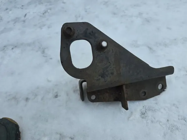 OEM 9703100753 EM Cab Suspension Bracket Right image 2