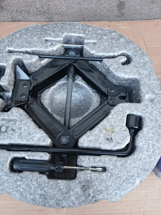 Kia OE Anhängerkupplung, Wagenheber & Verbandskasten OEM image 4