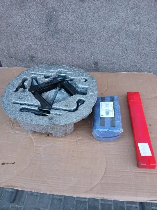 Kia OE Anhängerkupplung, Wagenheber & Verbandskasten OEM image 6