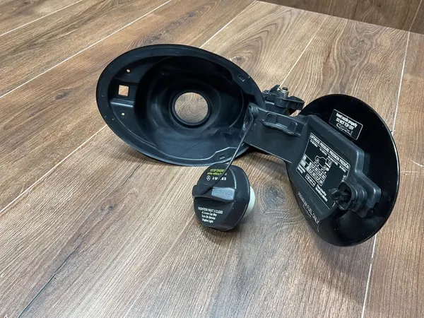 Bränsletanklock Mercedes ML W164 image 3