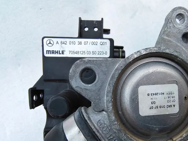 Separador de aceite Mercedes E-Class W213 S-Class W222 A6420103807 image 3