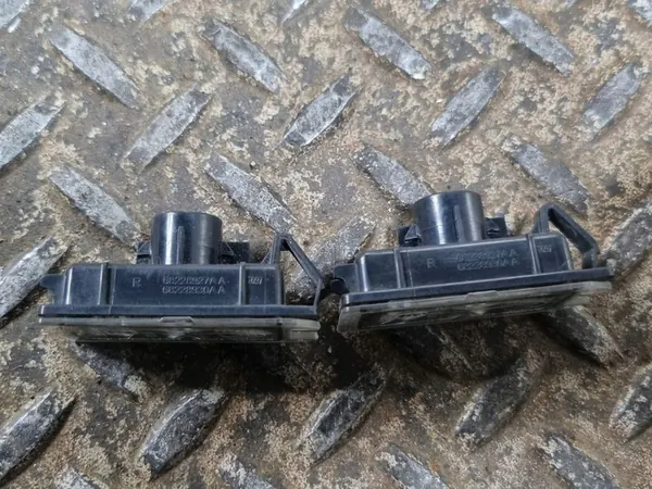 Luz de placa Jeep Grand Cherokee 2018 68228927AA image 4