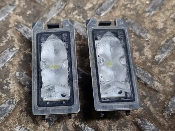 Luz de placa Jeep Grand Cherokee 2018 68228927AA image 6