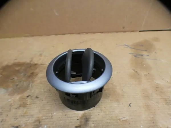 Dacia Sandero II Stepway tuuletusritilä OEM 687604194R image 3