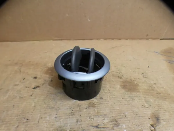 Dacia Sandero II Stepway tuuletusritilä OEM 687604194R image 7