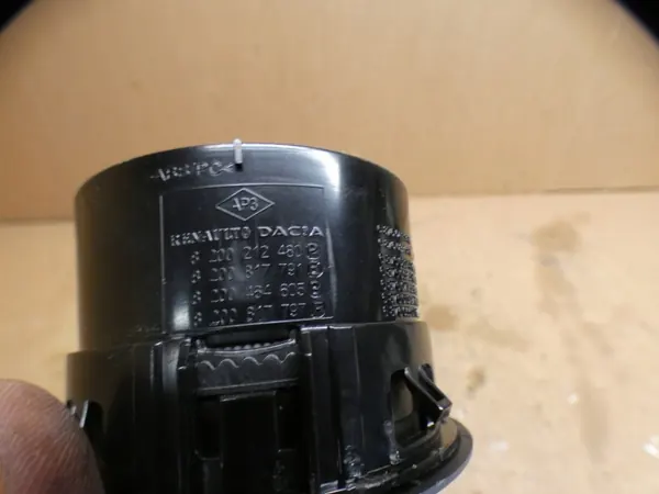 Dacia Sandero II Stepway tuuletusritilä OEM 687604194R image 9