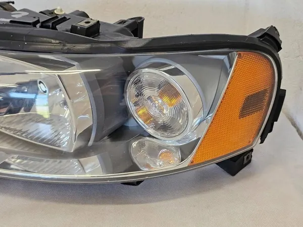 Vasen Etuvalaisin Volvo S60 V70 XC70 Lift 30698835 image 5