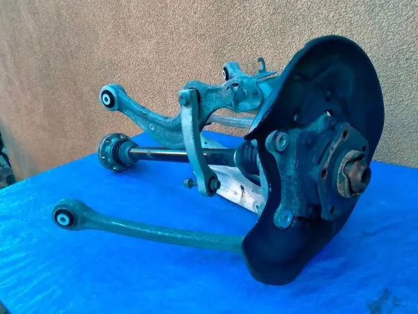 Audi Q7 Fjäderbensarm OEM 310126173915 vänster bak image 3