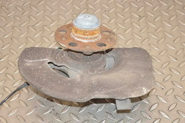 Mercedes-Benz CLS C218 Vänster Framhjulsnav image 2