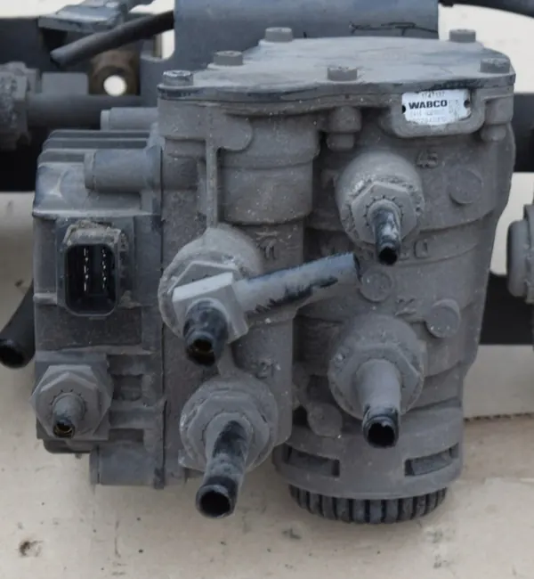 Soupape Modulateur EBS OEM 1747137 pour DAF XF 106 image 3