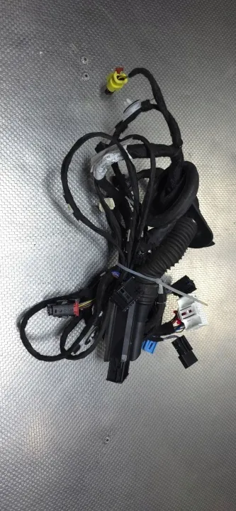 Audi Q3 F3 Ovi läpivienti OEM 83A971030PS image 2
