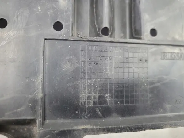 OEM 622359780R Etupuskurin peitelaatta Renault Fluence image 10