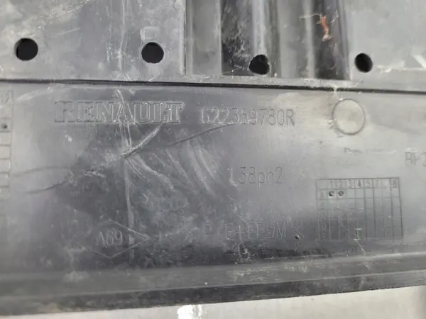 OEM 622359780R Etupuskurin peitelaatta Renault Fluence image 9