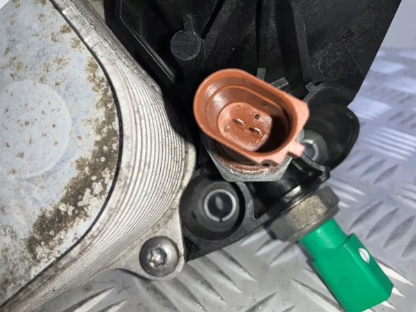 Oljefilterfäste AUDI Q5 (8R) 2.0L diesel 140kW image 8