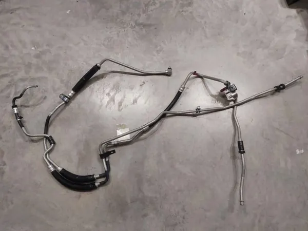 Conduit de refroidisseur d'huile Chevrolet Camaro OEM 84329752 image 2