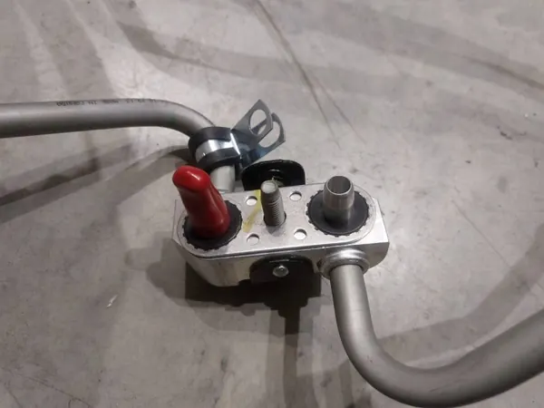 Conduit de refroidisseur d'huile Chevrolet Camaro OEM 84329752 image 4