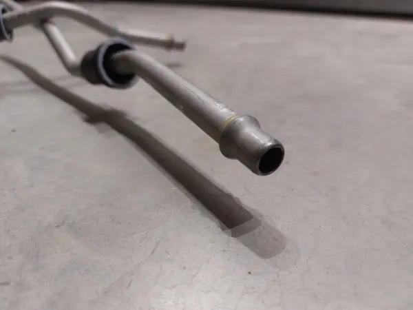 Conduit de refroidisseur d'huile Chevrolet Camaro OEM 84329752 image 5
