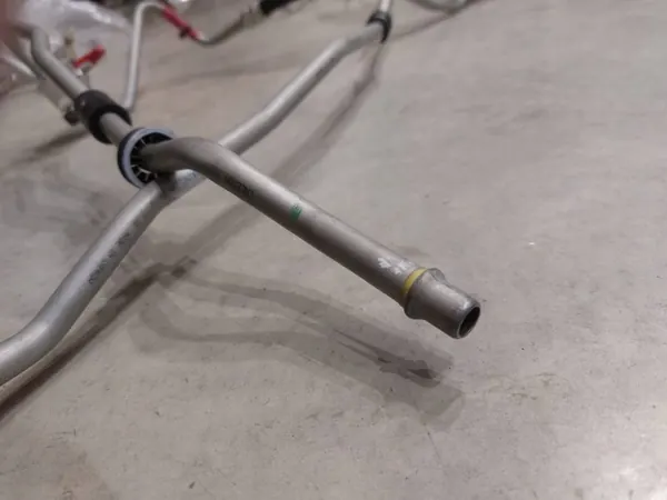 Conduit de refroidisseur d'huile Chevrolet Camaro OEM 84329752 image 6