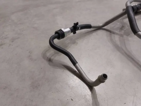Conduit de refroidisseur d'huile Chevrolet Camaro OEM 84329752 image 7