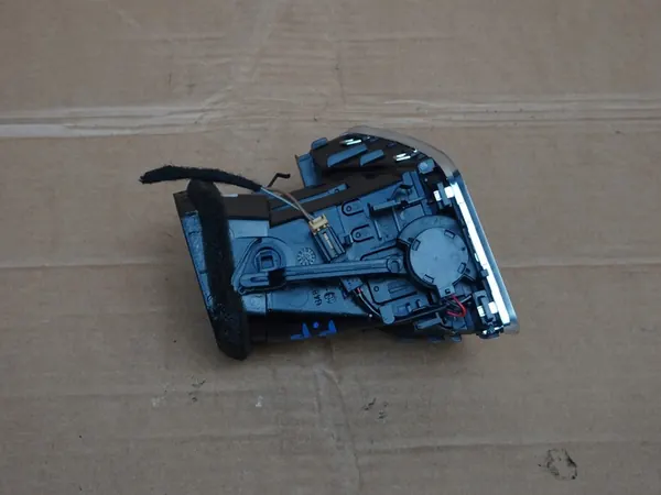 Grelha de ar direita AUDI A4 B8 8T1820902C image 5