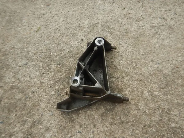 Mercedes W124 Bevestiging OEM 6012360230 - Gebruikt image 2