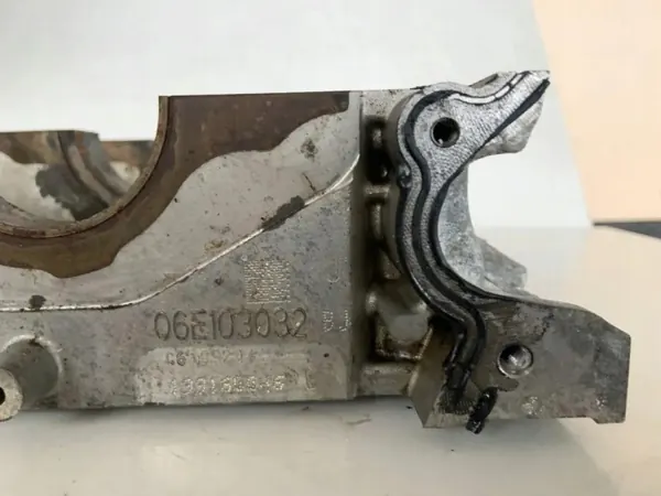 Base de palier vilebrequin OEM 06E103032BJ d'occasion image 10