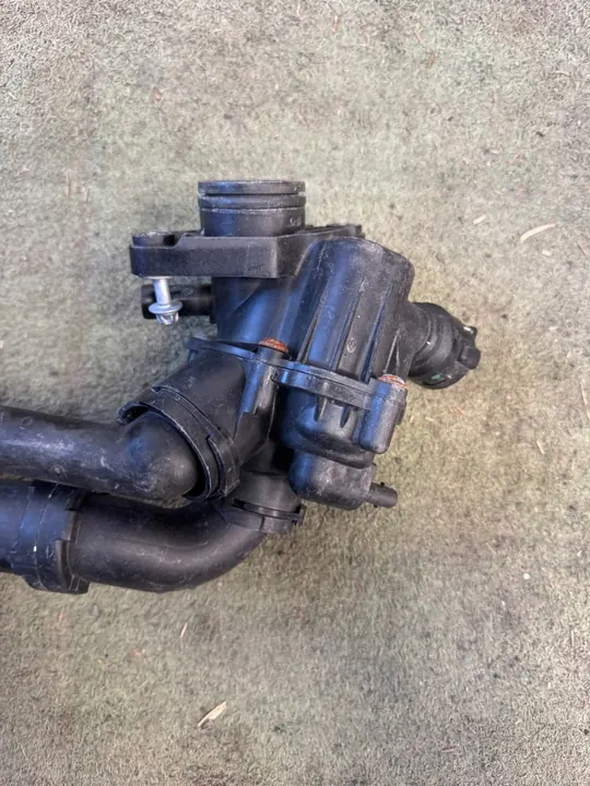 Mercedes Thermostat C-Class 2018-2020 OEM 2742000015 image 3