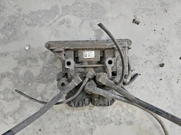 Válvula Moduladora EBS OEM 81521066069 Traseira MAN TGX image 2